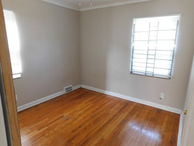 Building Photo - Move In Ready Brick Ranch