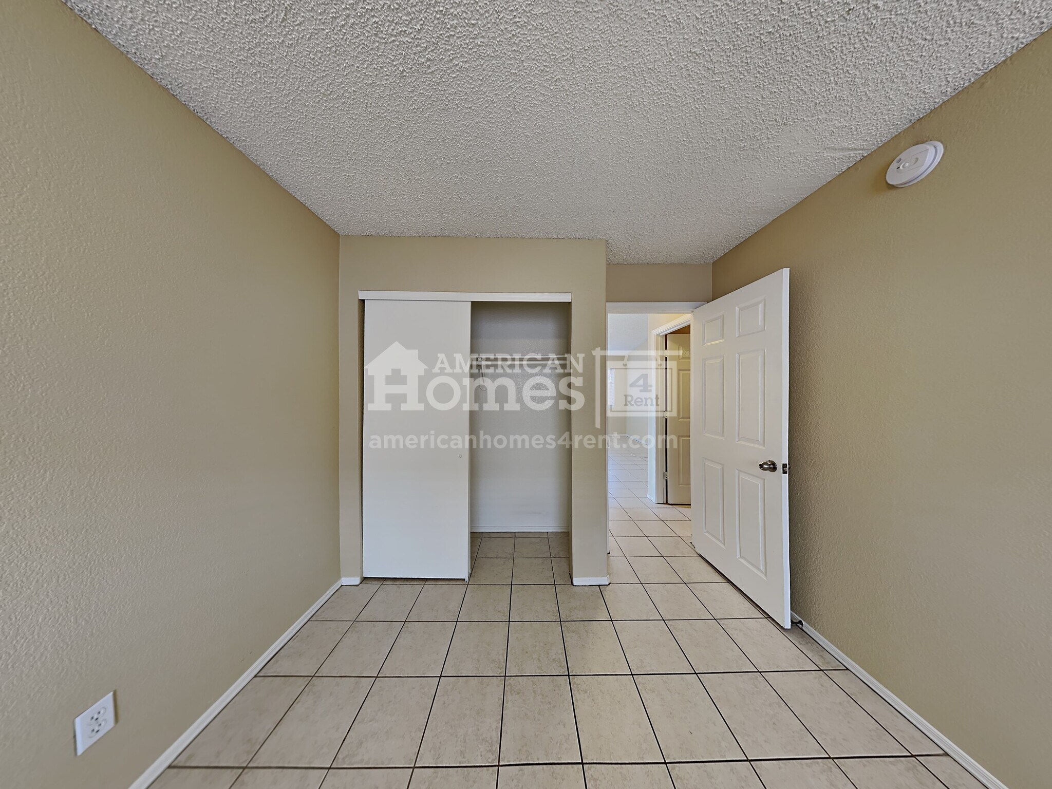 Building Photo - 9050 E Glenmont Dr