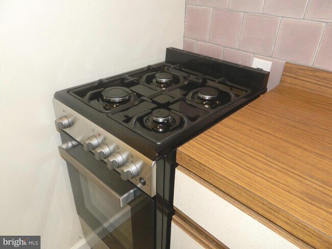 Building Photo - 513 12th St NE