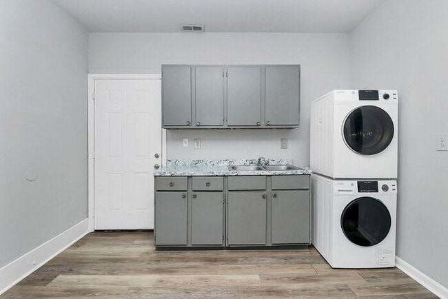 Building Photo - Charming 2nd Floor 2BD/1BA Unit on Pecan Ave!
