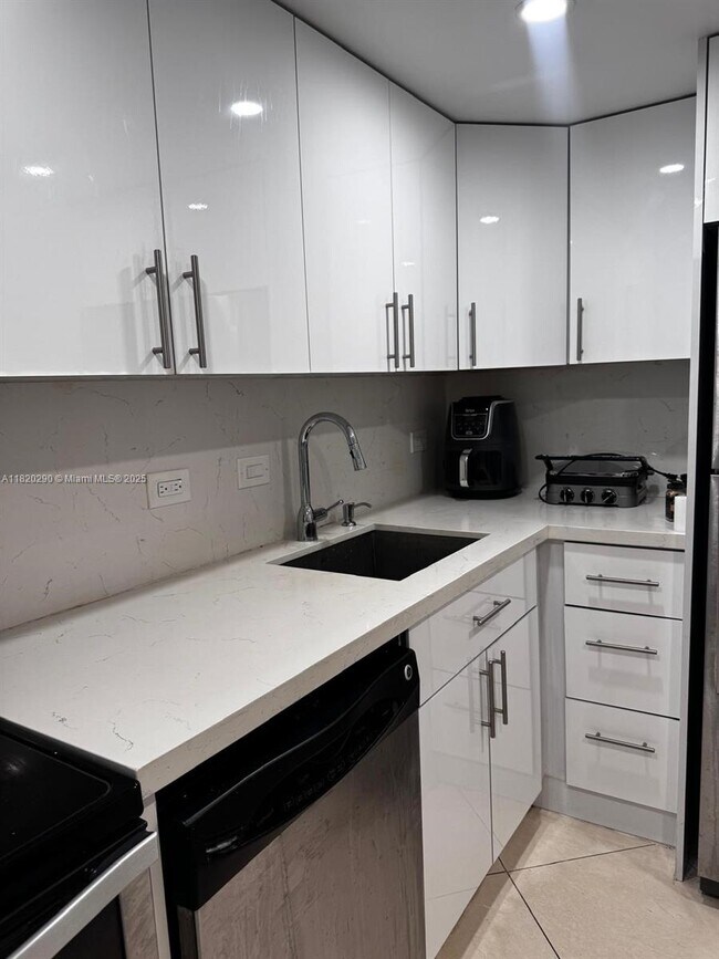 Building Photo - 20505 E Country Club Dr