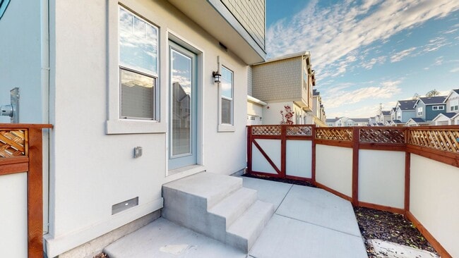 Building Photo - Beautiful 3 Bedroom 3 Full bath with 1 Car...