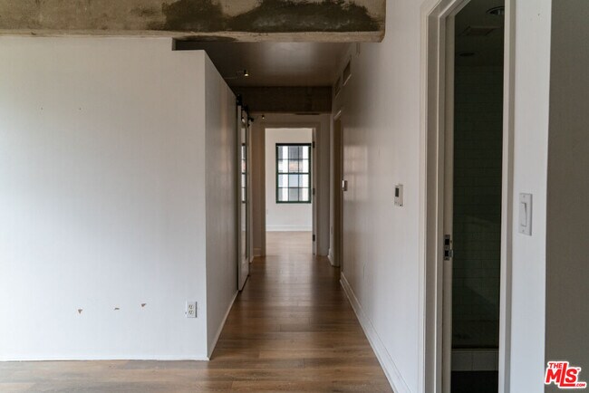 Building Photo - 416 S Spring St