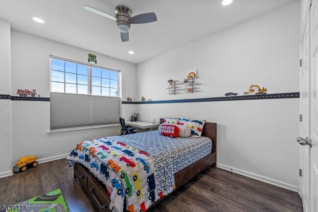 Building Photo - 19 Tippet St