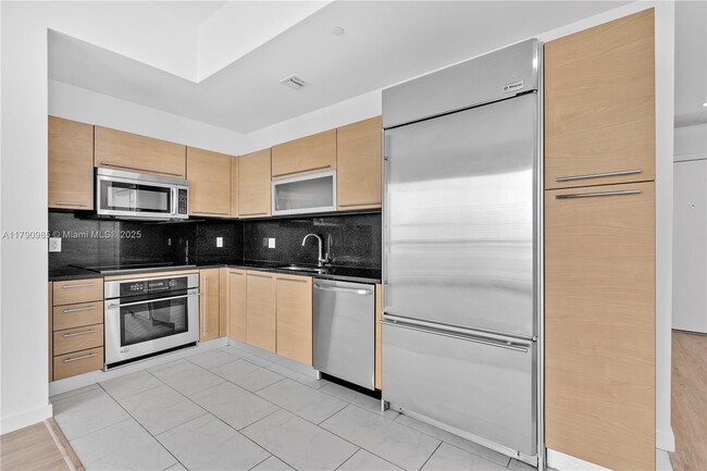 Building Photo - 950 Brickell Bay Dr
