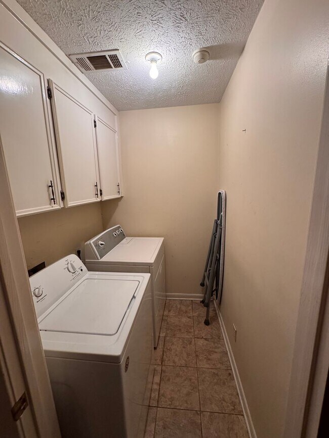 Building Photo - 5 BR 3 full BA House