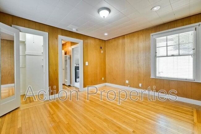 Building Photo - 310 Oak St