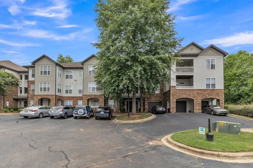Building Photo - 1803 Brisbane Woods Way