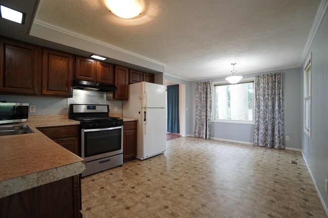 Building Photo - 2551 E Sandy Dr