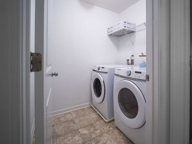 Building Photo - "Exquisite  2-Bed Townhouse with 2.5 Baths in Prime Charlotte Location – 1,531 Sq Ft of Comfort!"