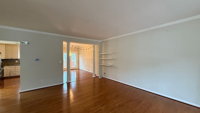 Building Photo - Three Bedroom Townhouse in River Oaks