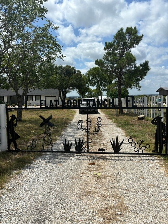 Building Photo - 1 Month Free Rent!! FarmHouse with Room for Everyone