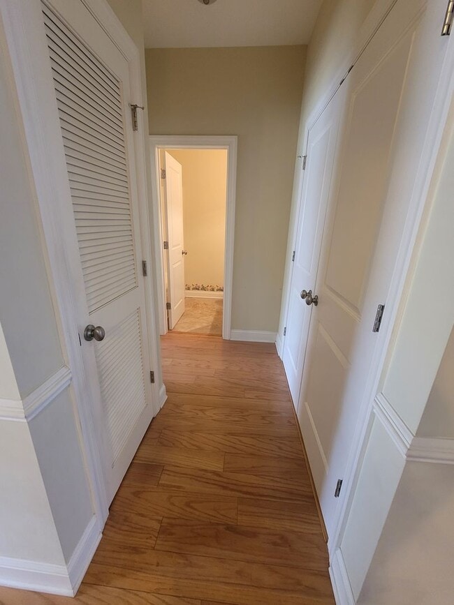 Building Photo - This 3 bedroom 2.5 bath brick townhouse with one car garage is located in Westgate Shoreline subd...
