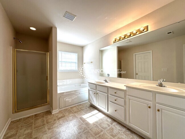 Building Photo - 4 Bed 2.5 Bath in Old Stone Crossing
