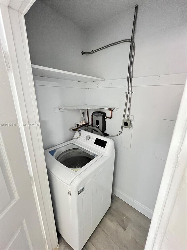 Building Photo - 883 NE 39th St