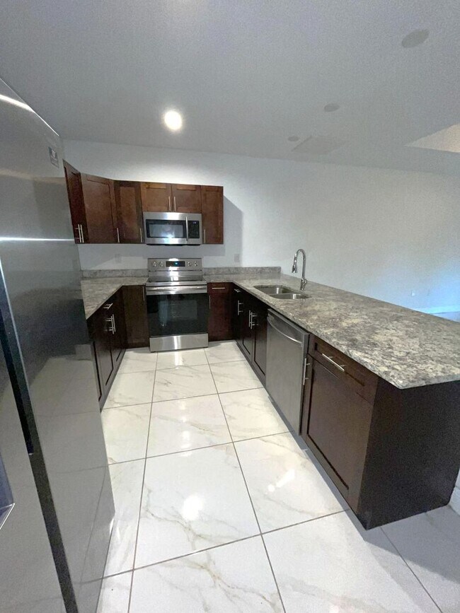 Building Photo - Great Location-Large 2/2/1 + DEN Duplex