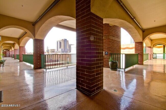 Building Photo - 424 S 2nd St