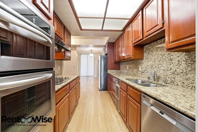 Building Photo - 555 Laurel Ave