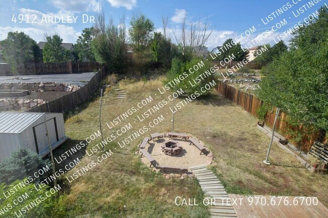 Building Photo - Bright Home with HUGE Yard!