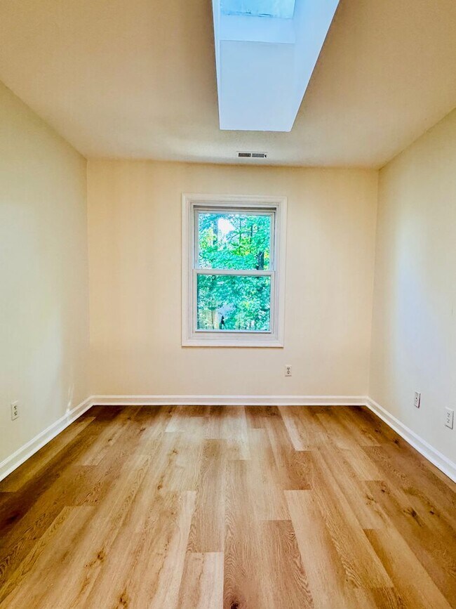 Building Photo - Charming & Spacious 3-Bedroom Home Just Mi...