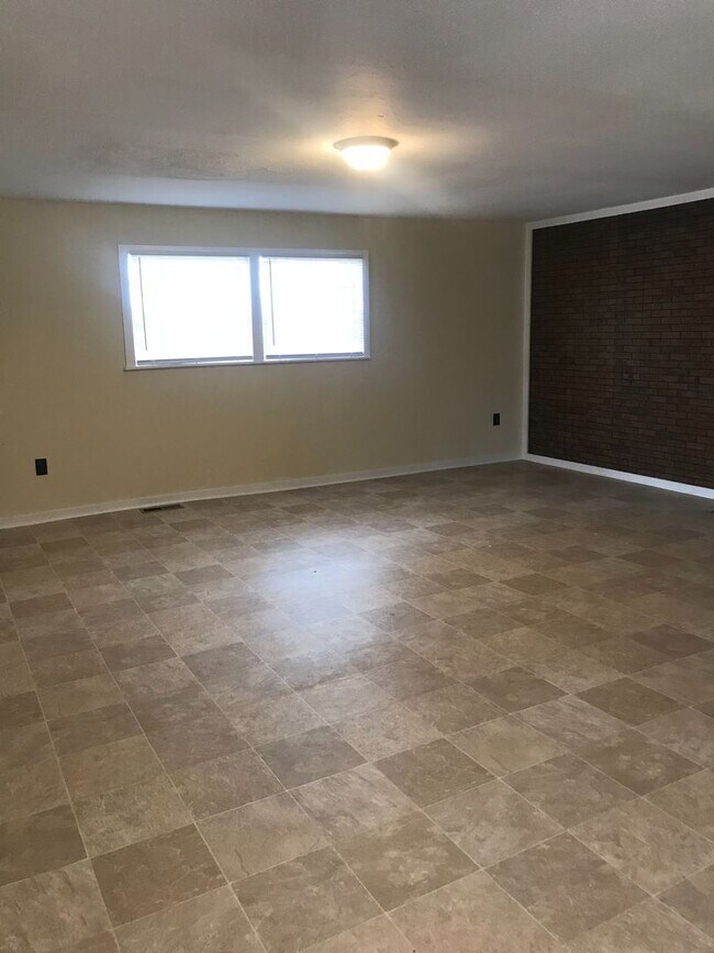 Building Photo - For Rent: Anderson Highway, Hartwell, GA -...