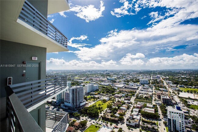 Building Photo - 460 NE 28th St