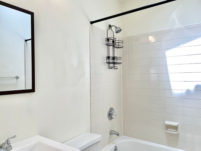 Building Photo - 3 Bedroom Home Right Off the Powers Corrid...