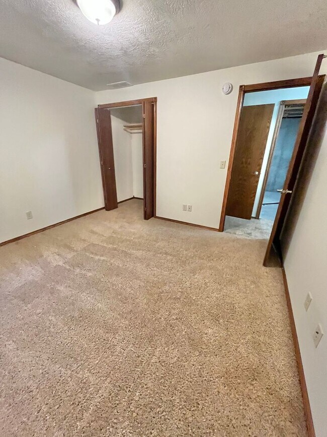 Building Photo - Spacious 4 Bed/3 Bath Twinhome in Brandon!