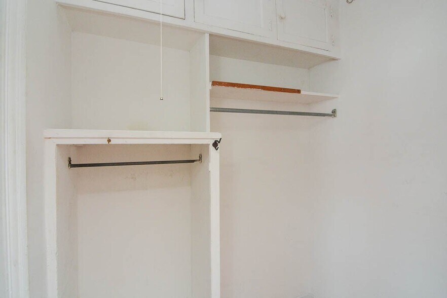 Building Photo - 4060 N Kenmore Ave