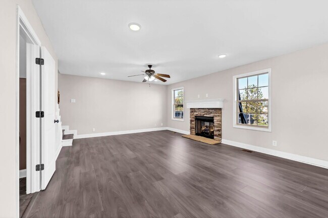 Building Photo - Close to Post and Move in Ready!