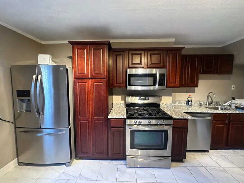 Building Photo - 20 Linden St