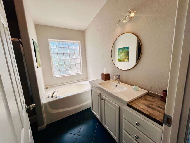 Building Photo - Updated 3 bd, 2 ba on 1.98 Acres with Hot Tub!