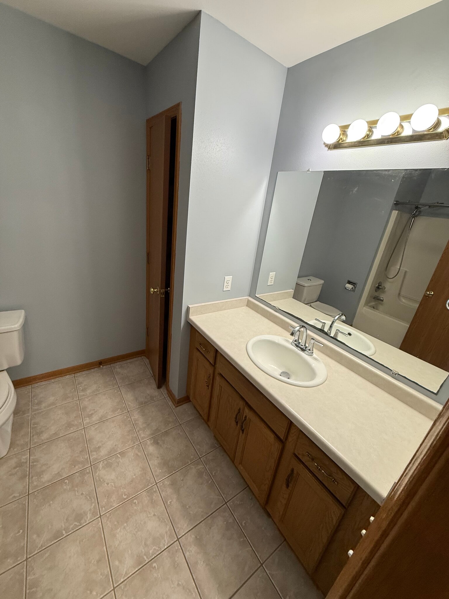 Main floor bath - 1350 Sunnydale Cir