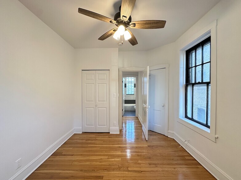 Building Photo - 2311 W Wilson Ave