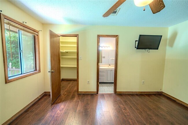 Building Photo - 3876 Higgins Rd