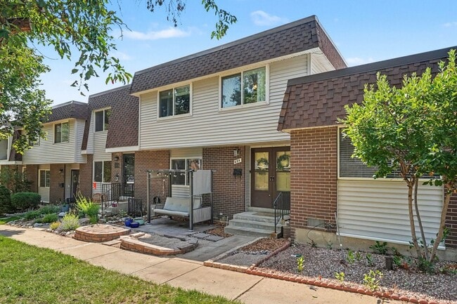 Building Photo - Modern 3-Bedroom Townhome Featuring an Updated Kitchen and Spacious Primary Suite