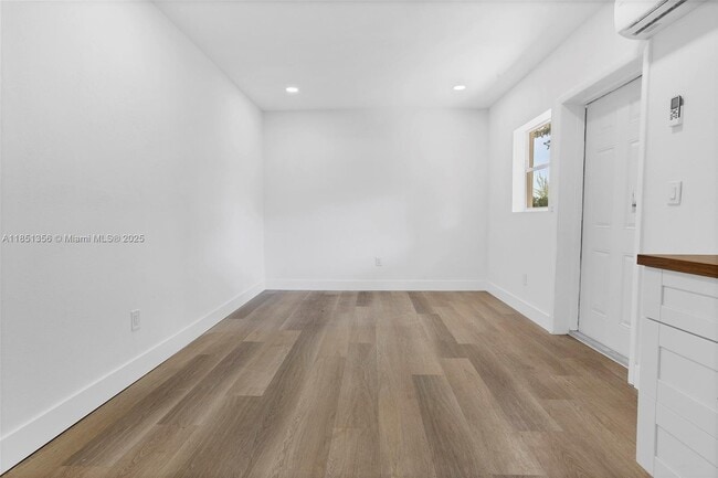 Building Photo - 1528 NE 145th St