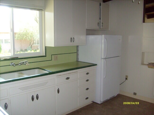 Building Photo - Quaint, single level duplex with one car garage