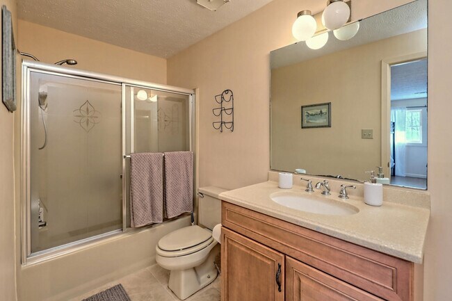 Building Photo - 1021 Saddle Back Cir