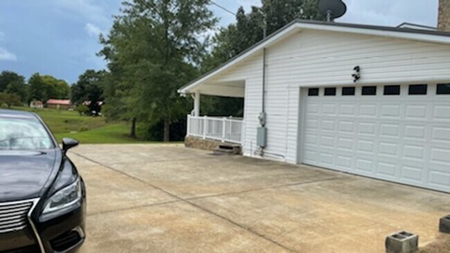 Building Photo - 179 Parker Ln