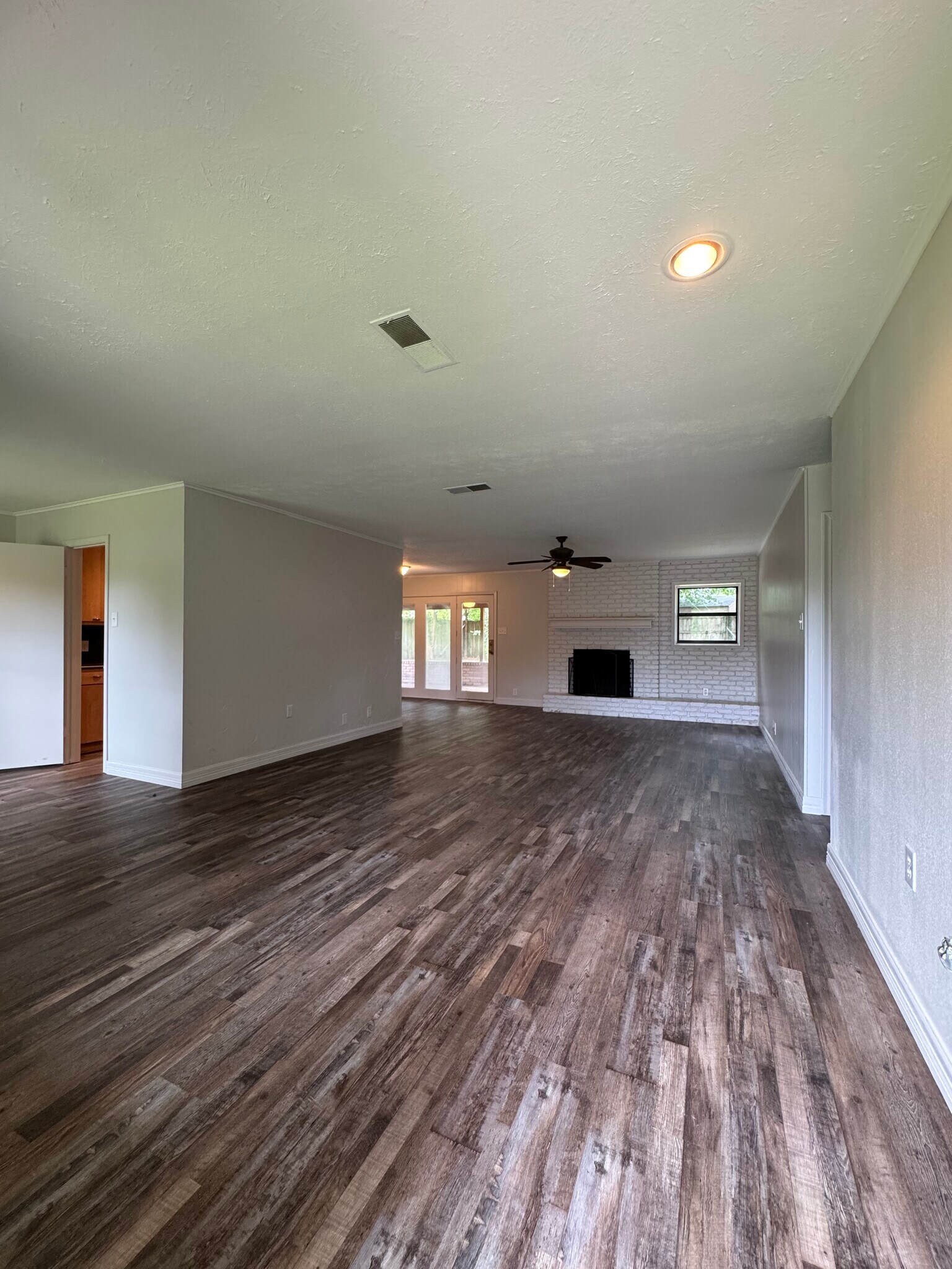 Building Photo - 302 Mobile Dr