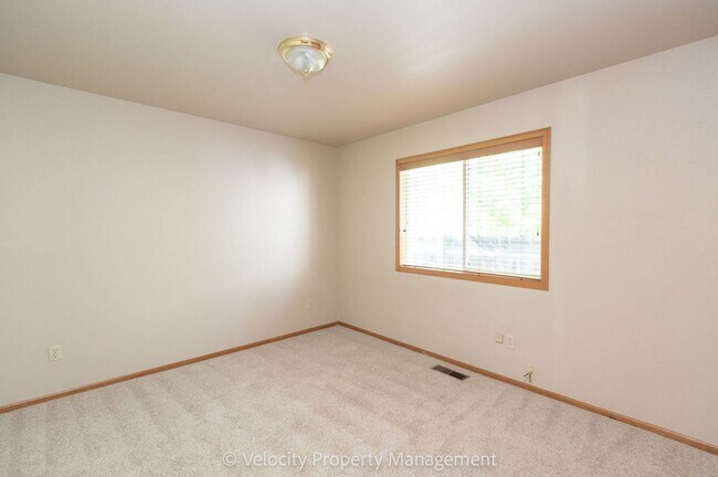 Building Photo - Clean & well kept, 3 bedroom, 2 bath!