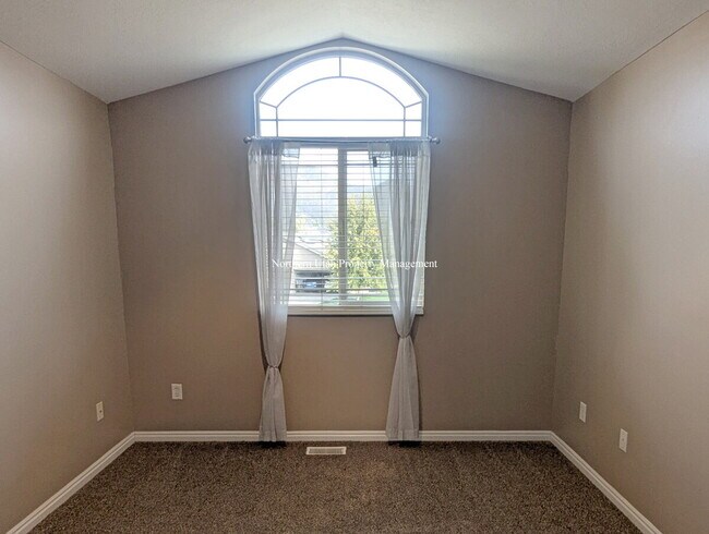 Building Photo - 4-Bed, 3.5 Bath Home with Scenic Views in South Ogden