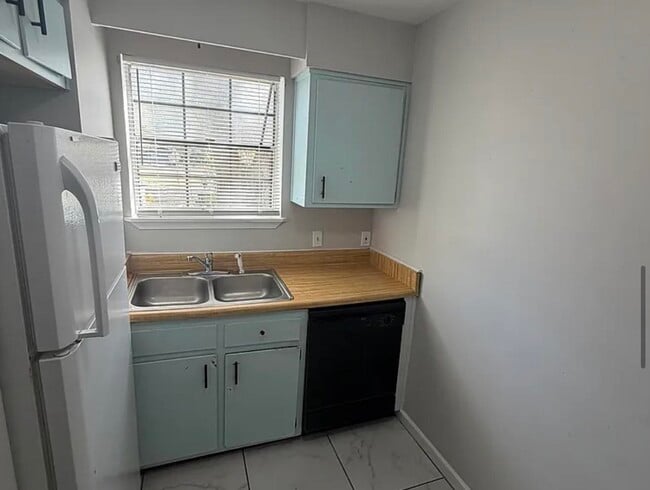 Building Photo - 3234 Nekoma Ln