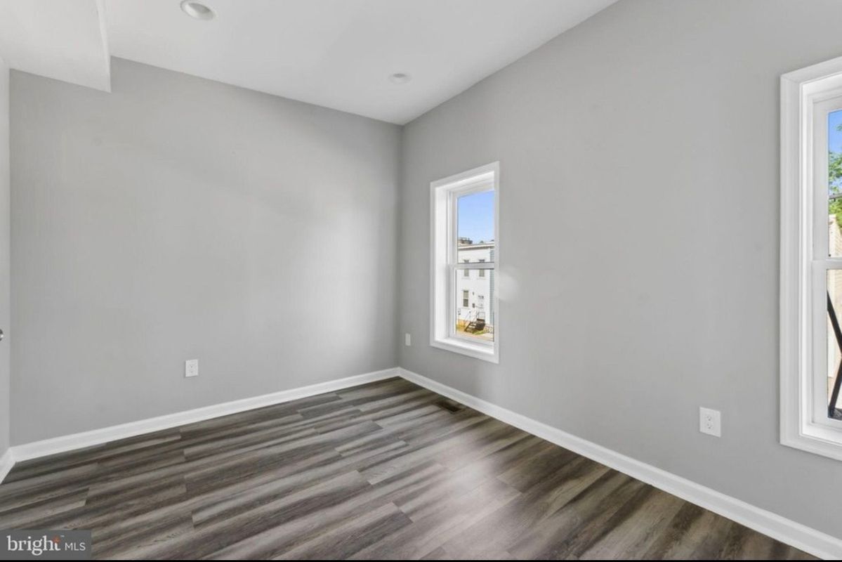 Building Photo - 624 20th St NE