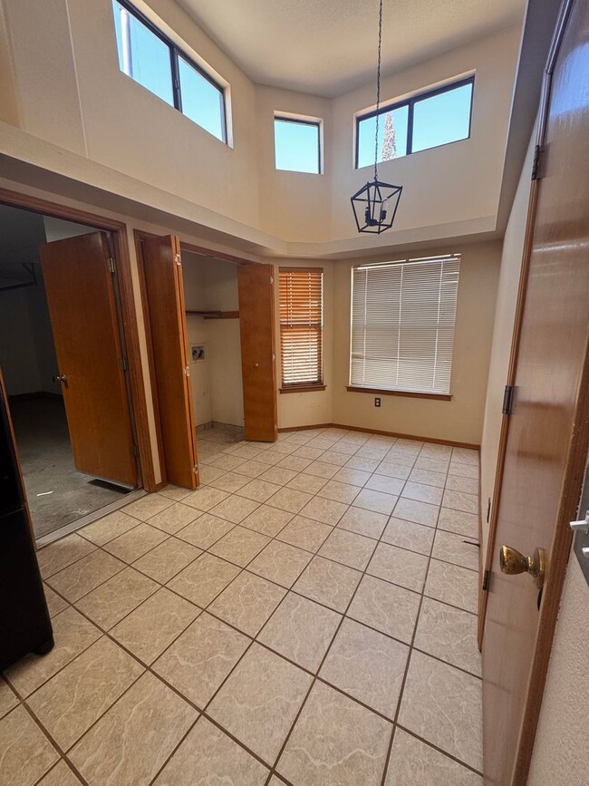 Building Photo - Gorgeous Home off Settlers Pass