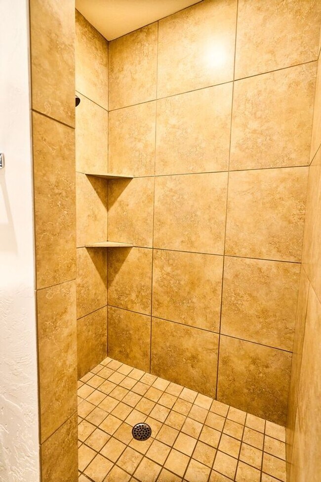 Building Photo - Eastside (Broadway and Wilmot) 3 bedroom, ...