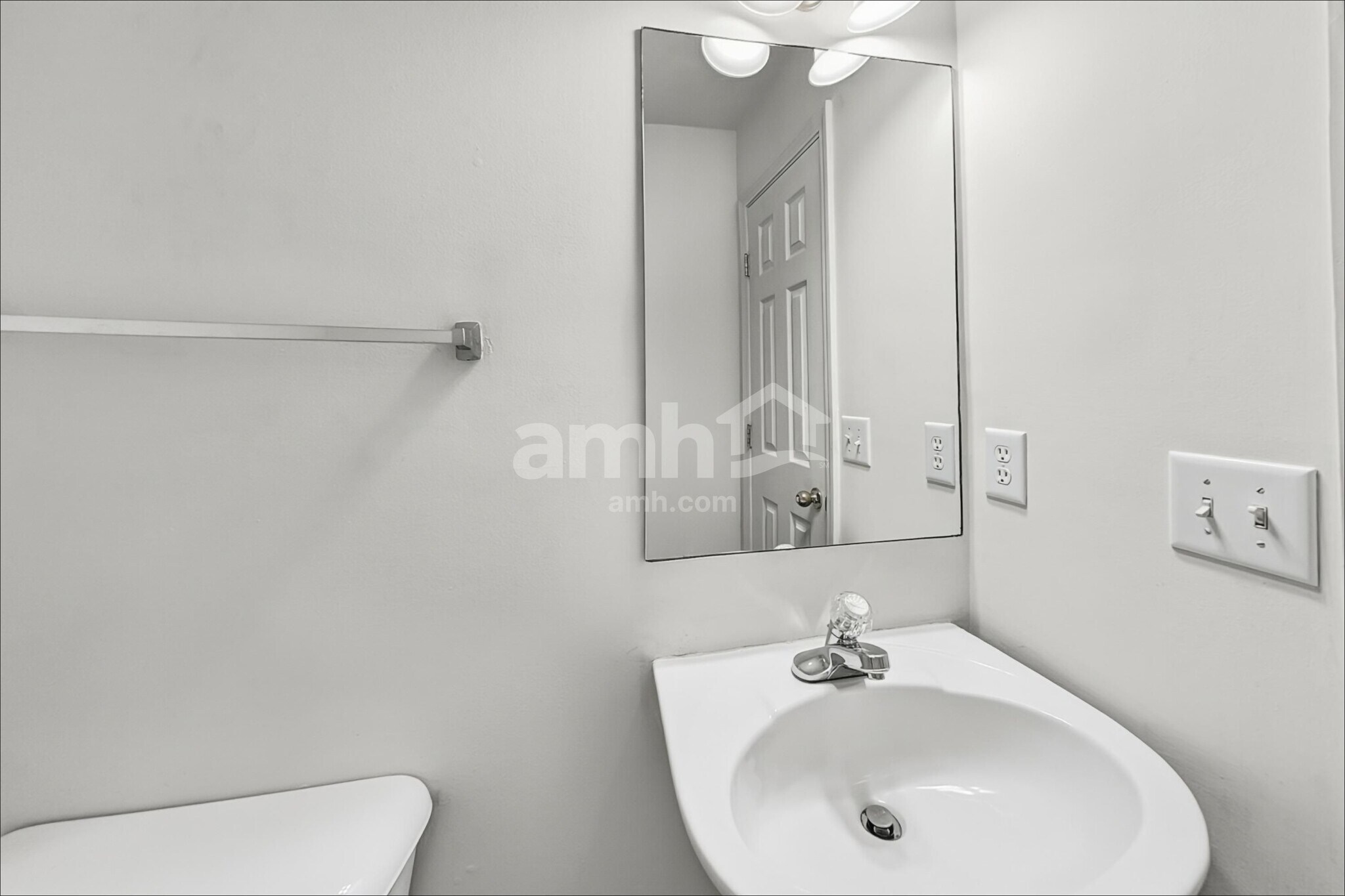 Building Photo - 117 Rock Glen Court