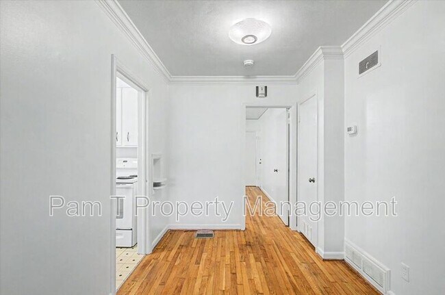 Building Photo - 736 E 45th St