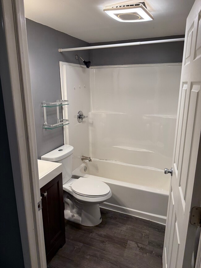 Bathroom - 104 Boyce St